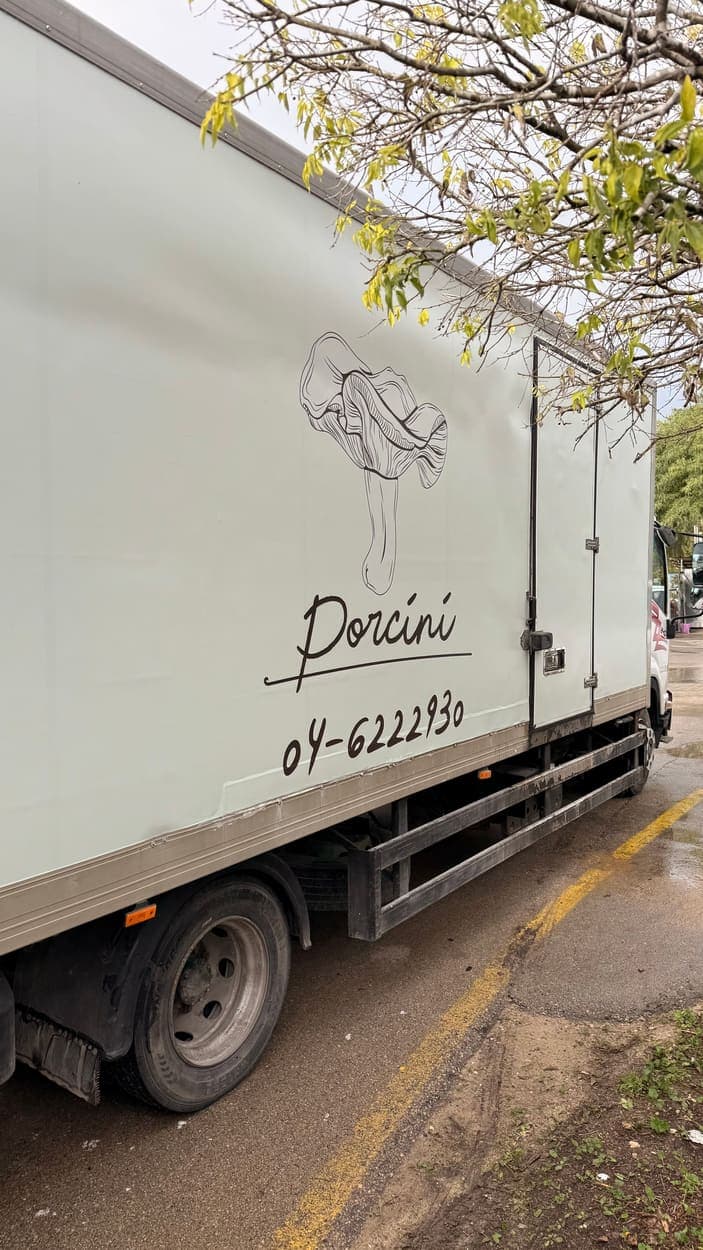 משאית ההובלה של פורצ'יני עם לוגו המותג